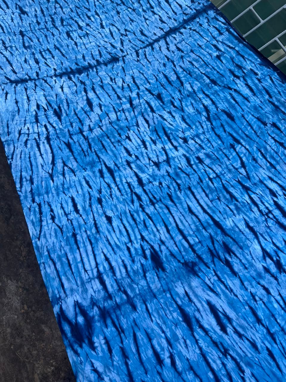 Grand tissu africain indigo bleu, création LES INDIGO D'AKUELE