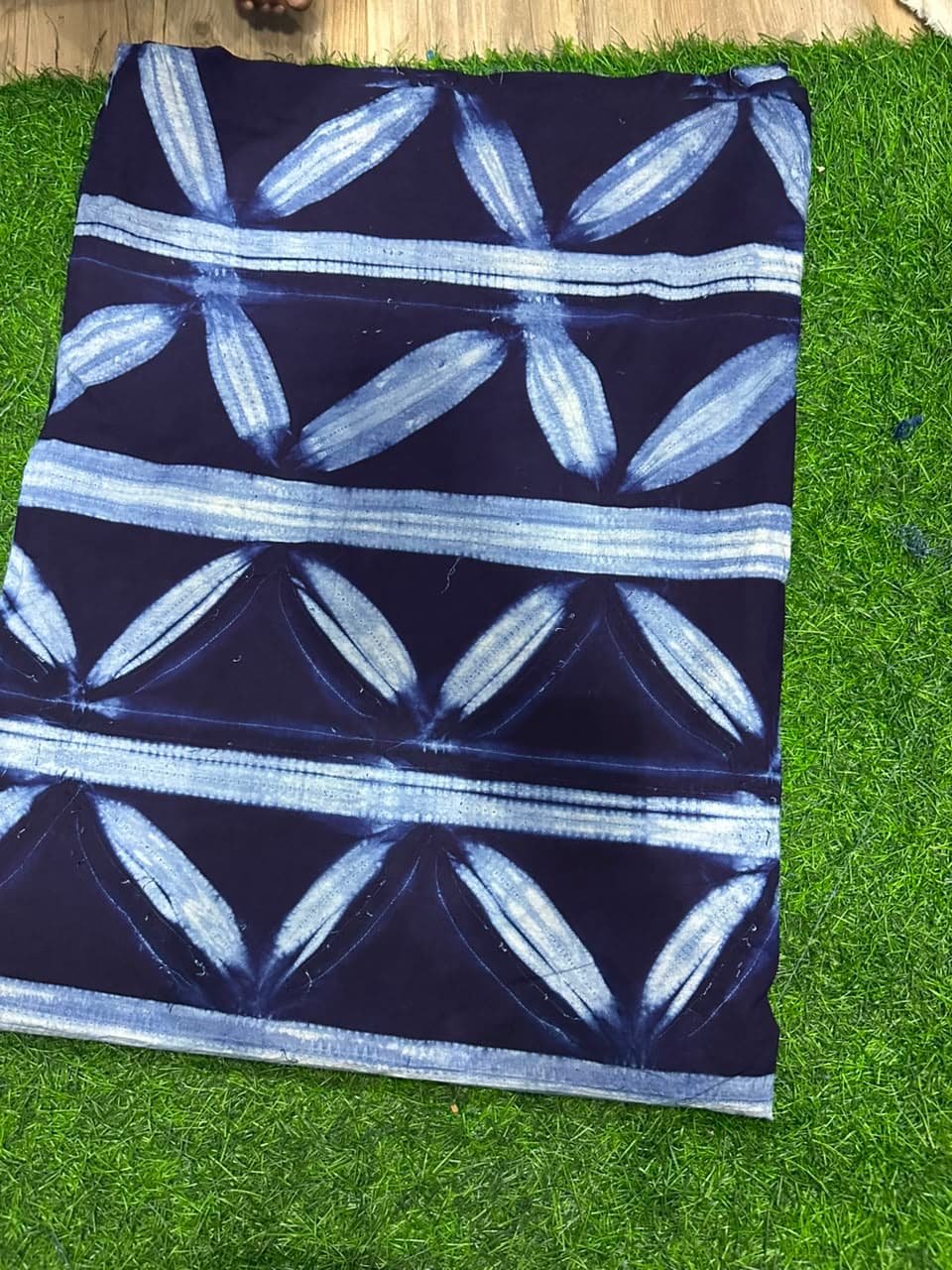 Tissu bleu nuit à motif végétal clair