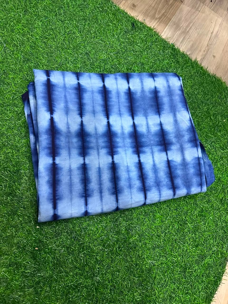 Tissu indigo plié à motif deux tons